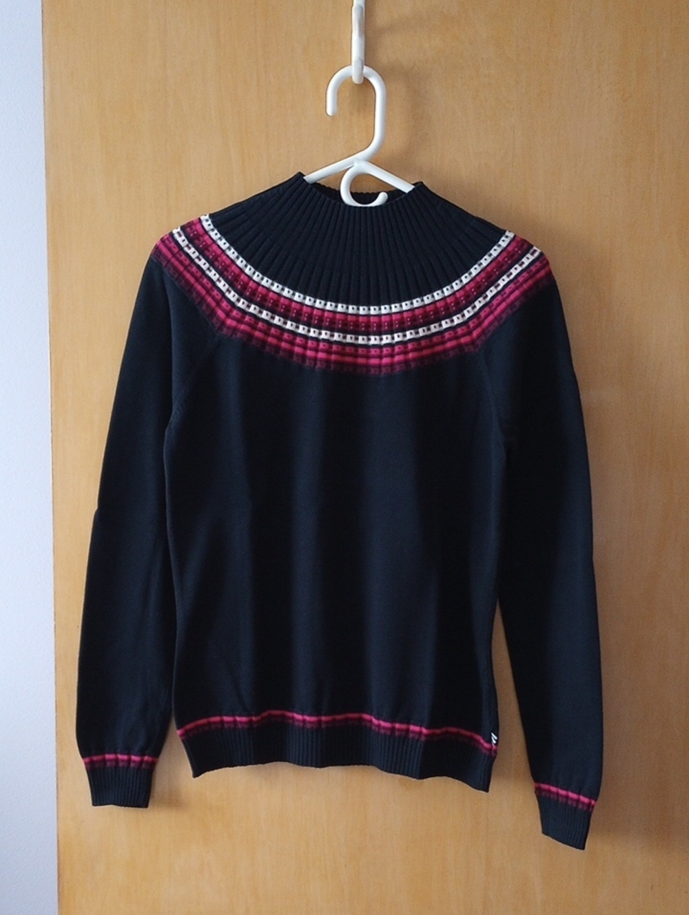 IZOD Black Women's Medium Sweater with Pink and White Nordic Style Yoke